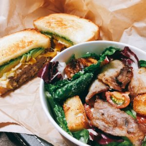 【宅配】デイアンドナイト／贅沢な本格グルメサンドイッチが食べたい時に。サラダもサンドも絶品、ボリュームも納得。